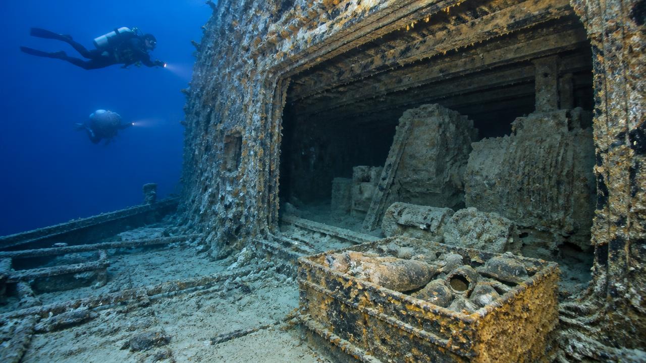 Artefacts historiques à l'intérieur d'une épave de Truk Lagoon