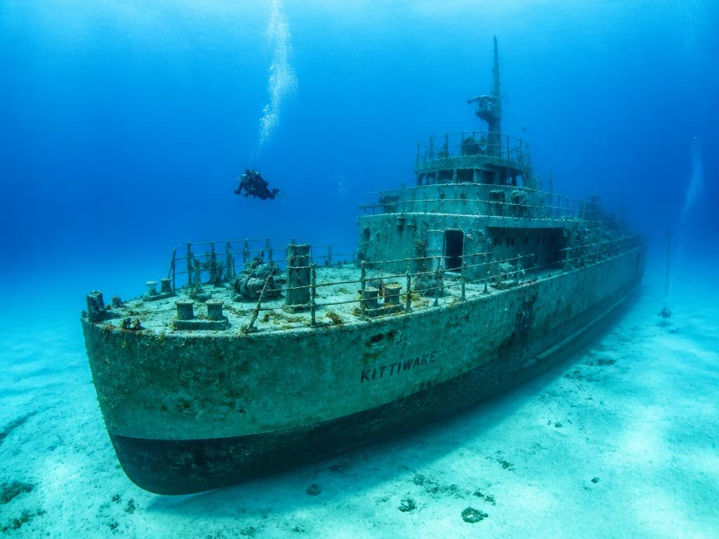 Podvodní pohled na potápěčskou lokalitu USS Kittiwake v Kajmanské Ostrovy
